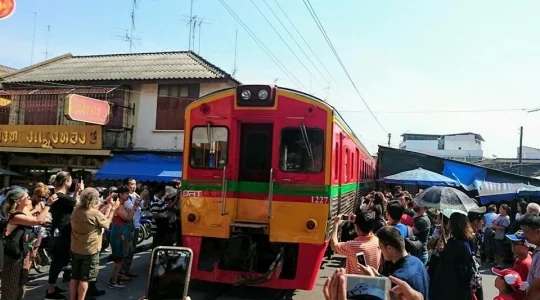 【バンコク 空港お迎え付きプラン】ピンクのカオマンガイの朝食付き！ メークロン線路市場